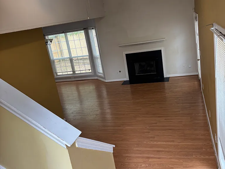 310 Paxton Ct — Photo 2