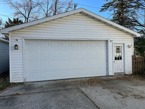 3rd image of 318 Rose Ave