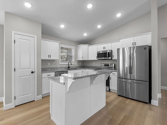 5th image of 524 Old Poplar Rd