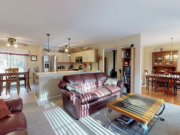 3rd image of 584 Winterberry Blvd