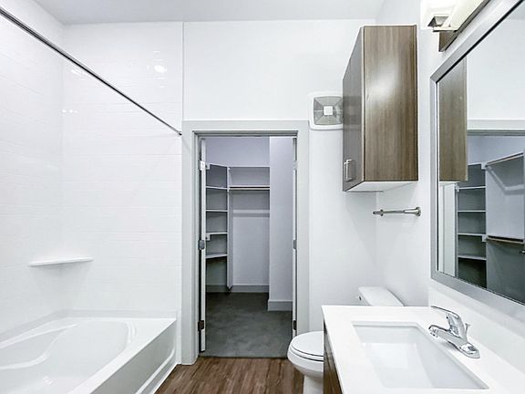 5th image of 2613 N Carroll Ave #101