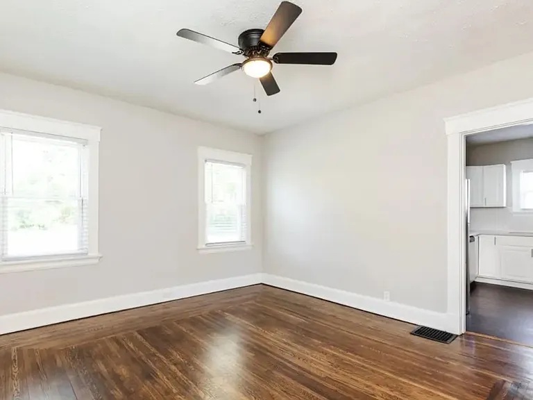 2556 Williams Ave — Photo 9