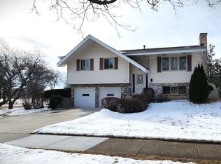 190 Hingham Ln, Bloomingdale, IL 60108