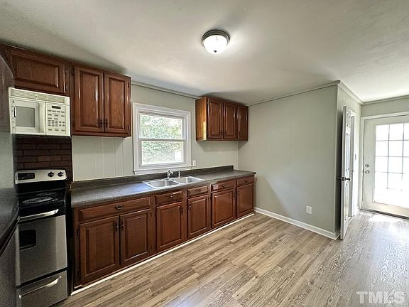 4th image of 304 N Farmer Dr