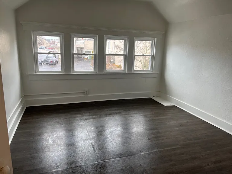 121 W 13th St — Photo 15