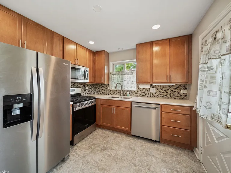 5320 Suffield Ct — Photo 10
