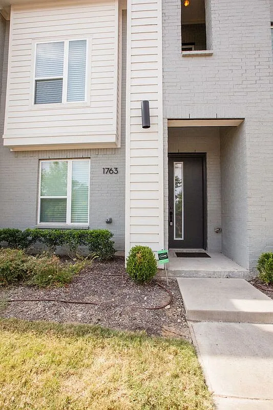 3 bed, 2.5 bath, 1802 sqft, $2,700 — Photo 3