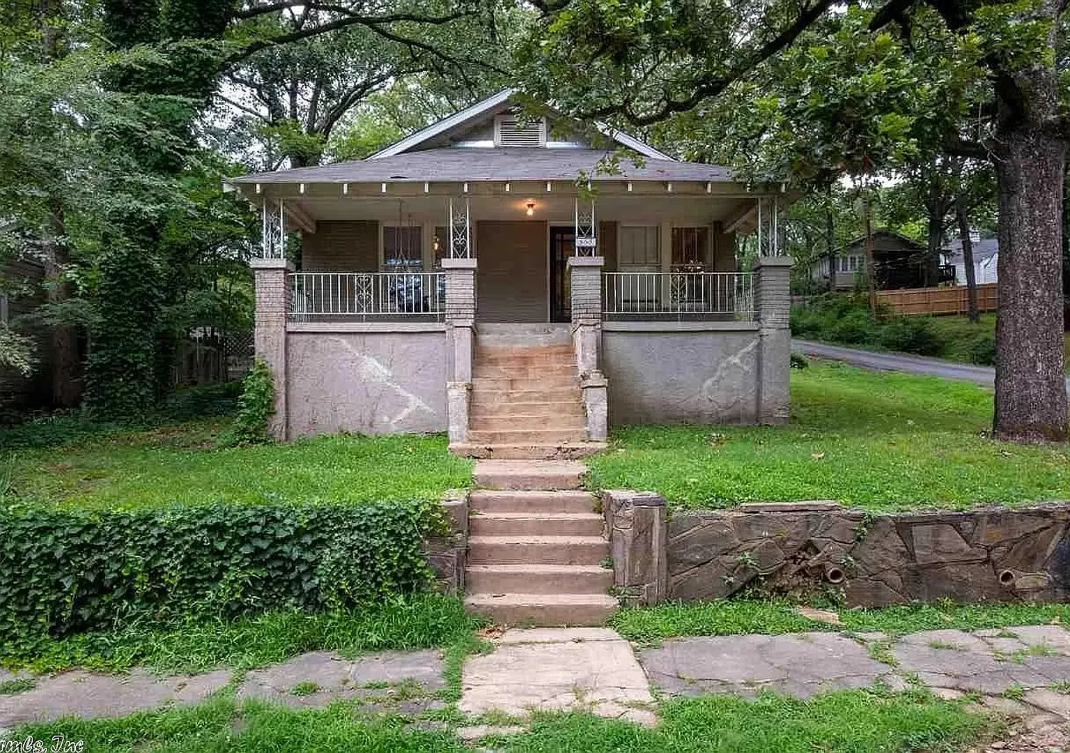 Adorable Hillcrest Bungalow with 3 bedrooms and 2 bathrooms. — Photo 1