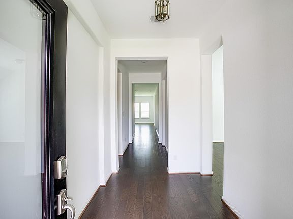 5th image of 105 Coronella Dr