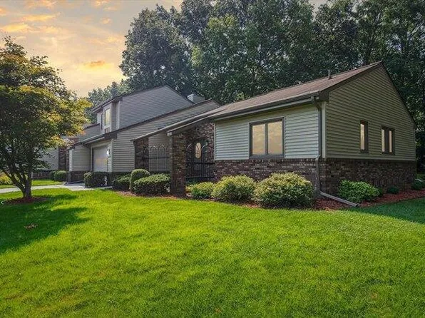 2885 S Wooddale Dr, Jackson, MI 49203
