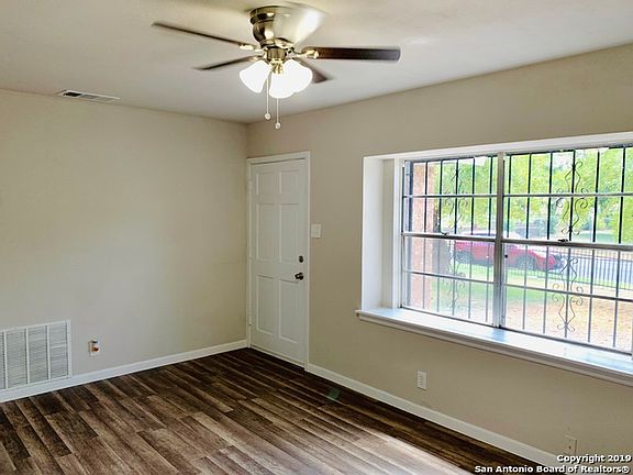 5th image of 526 Carol Crest St