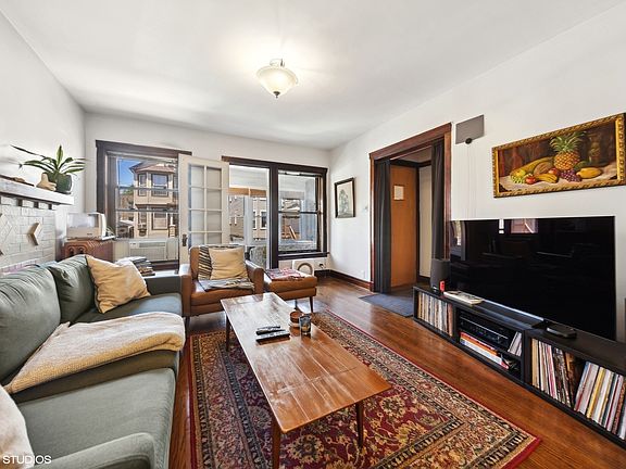 4th image of 3051 N Avers Ave