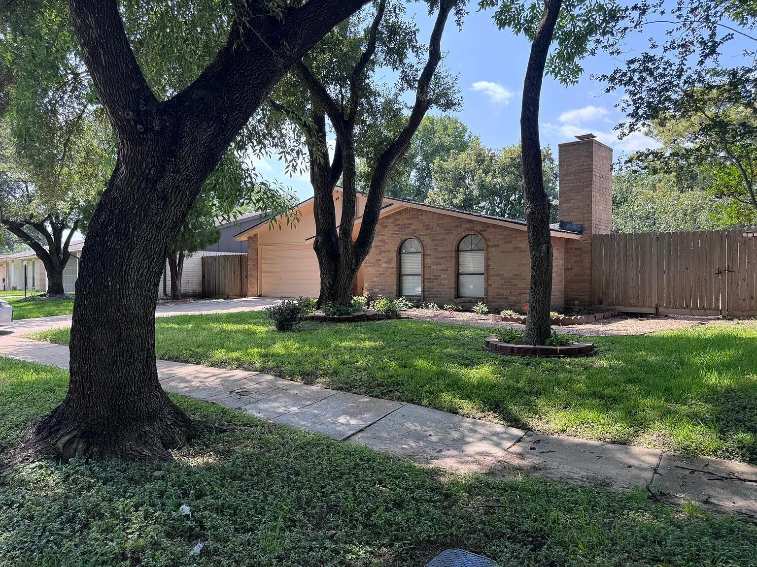 3 bed, 2.0 bath, 1828 sqft, $2,000 — Photo 4
