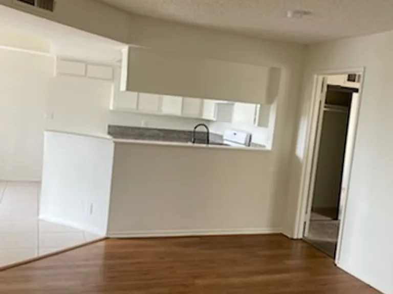 061 - Orange Grove Apartments — Photo 2