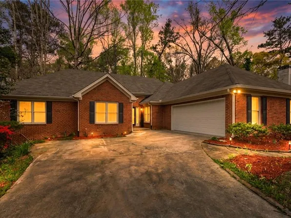 601 Cobblestone Ln, Stone Mountain, GA 30087