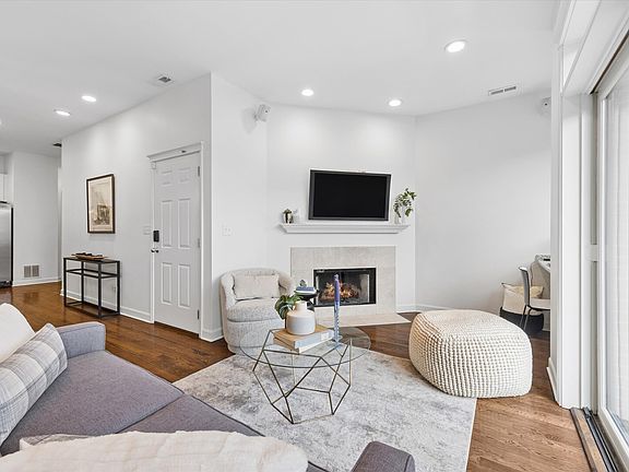 2nd image of 1520 N Hudson Ave APT 3