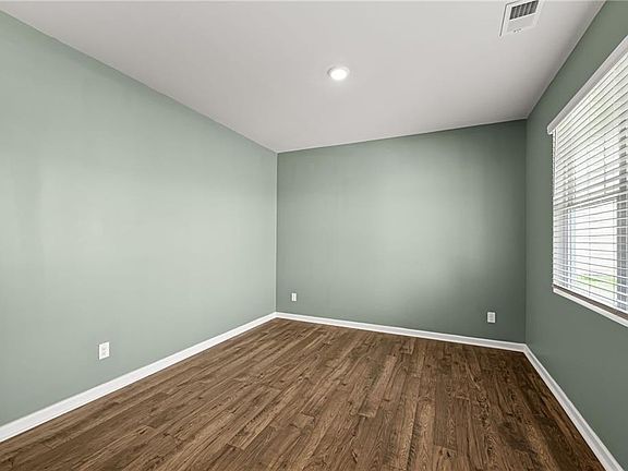 5th image of 213 Creekview Way