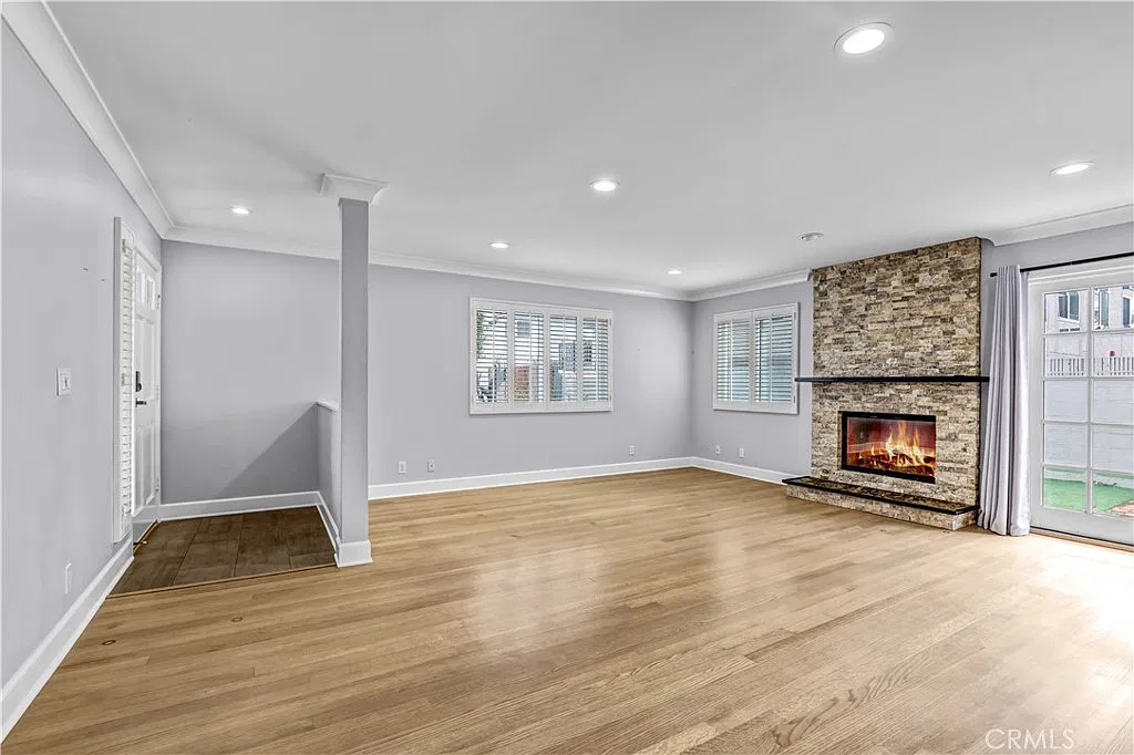 4 bed, 2093 sqft, $6,300 — Photo 2