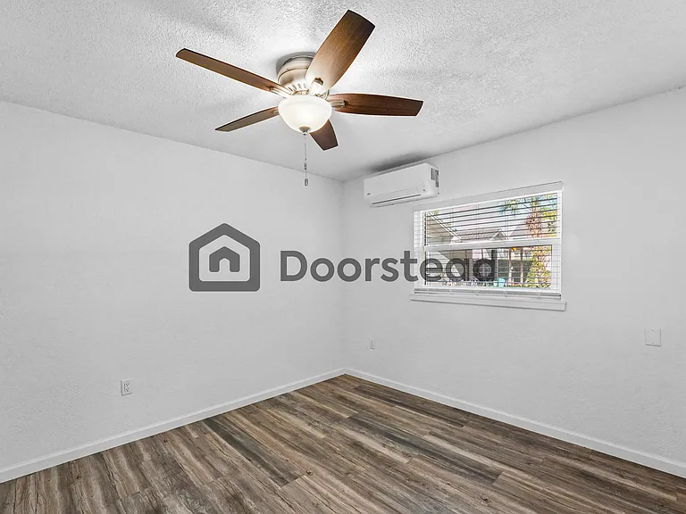 1204 E Esther St — Photo 26