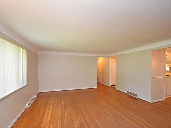 3rd image of 609 Sonny Ln