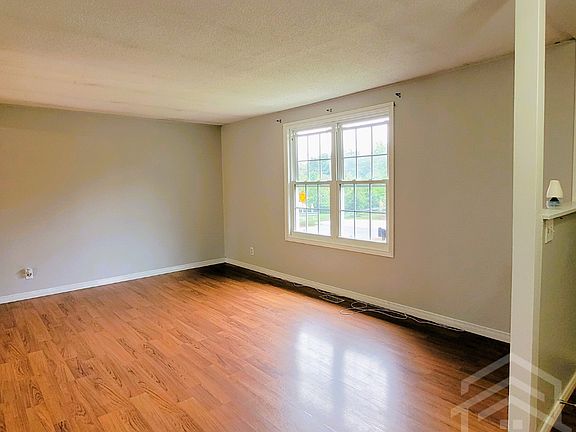 4th image of 12 Wood St W