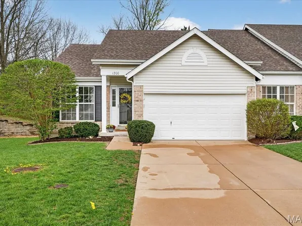 1200 Hunters Chase Dr, Eureka, MO 63025