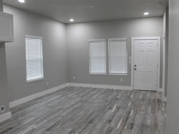104 S Hubbard St #3, Alvord, TX 76225
