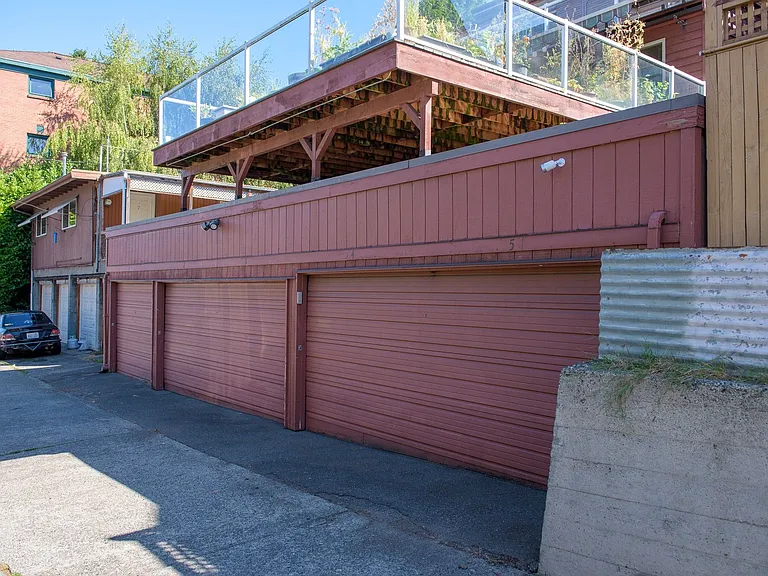 2707 Franklin Ave E — Photo 6