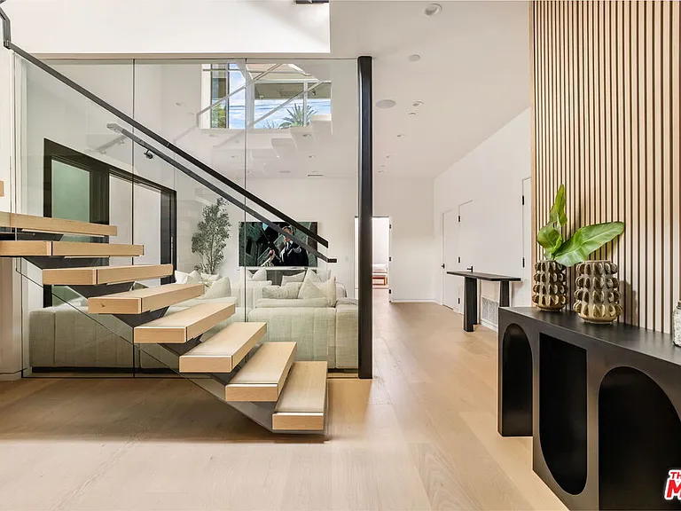 822 Superba Ave — Photo 36