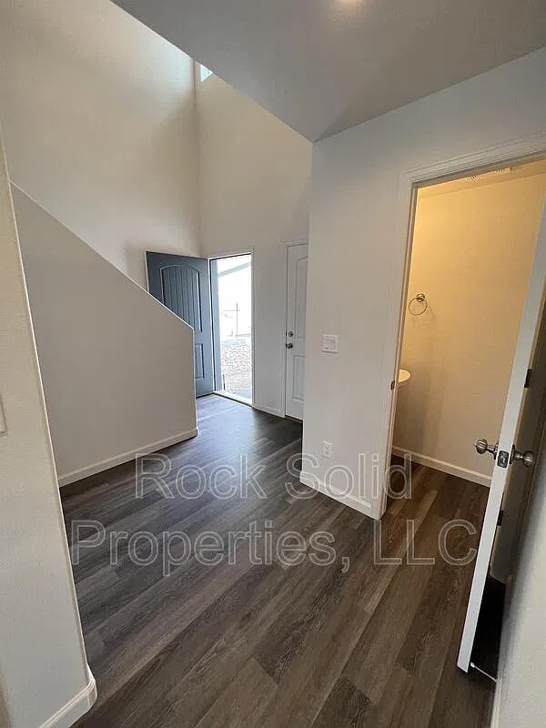3 bed, 2.5 bath, 1568 sqft, $2,250 — Photo 3