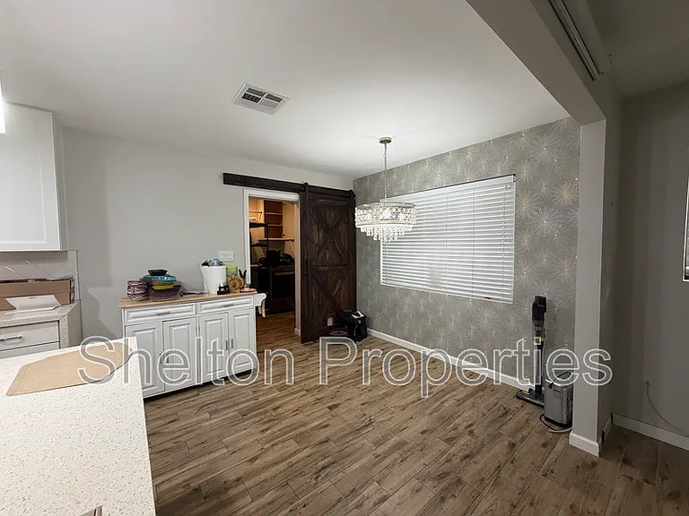 2514 E Fairmount Ave — Photo 2