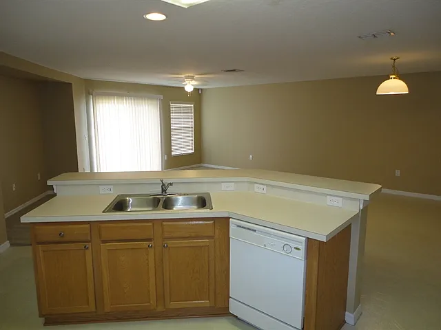 3 bed, 2.0 bath, 1884 sqft, $2,605 — Photo 3