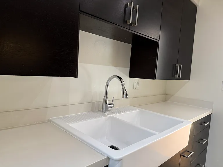 546 N Flores Street — Photo 13
