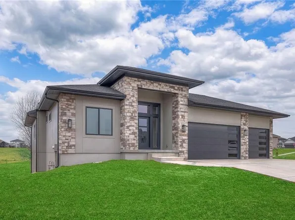 917 Savannah Ln, Greenwood, MO 64034