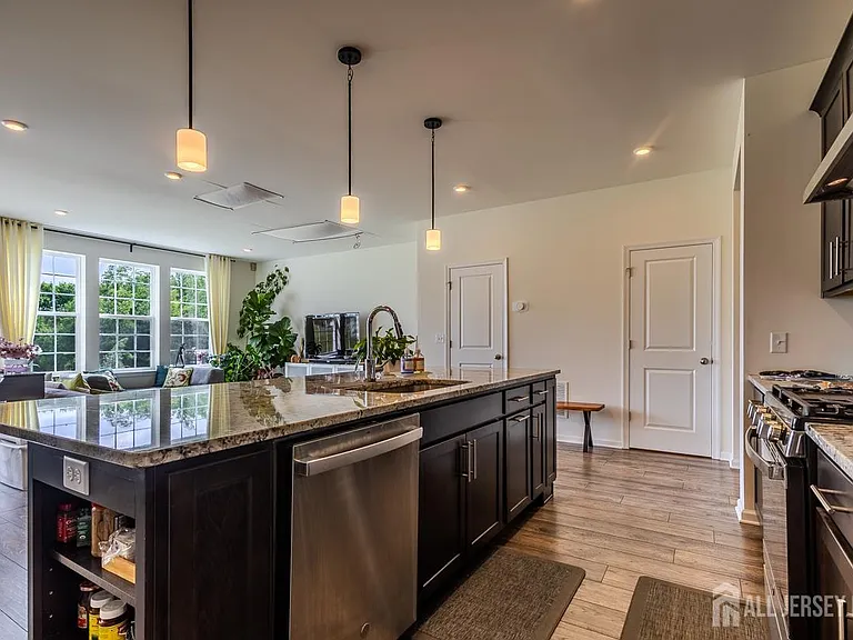 3305 Charleston Dr — Photo 7