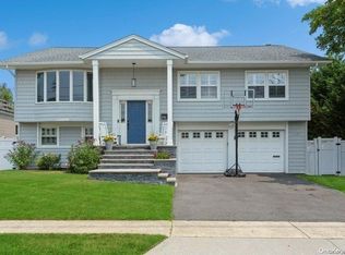 276 Greenway Rd, Lido Beach, NY 11561