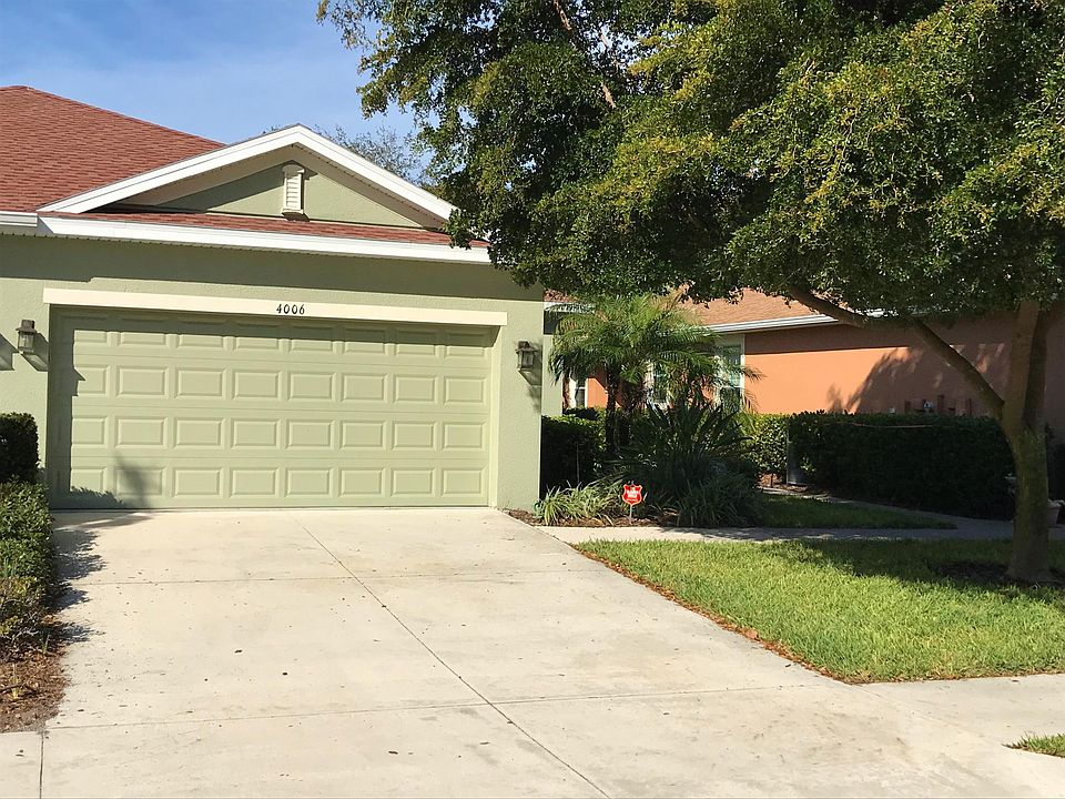 Front of the Villa with 2 car garage and dive space.