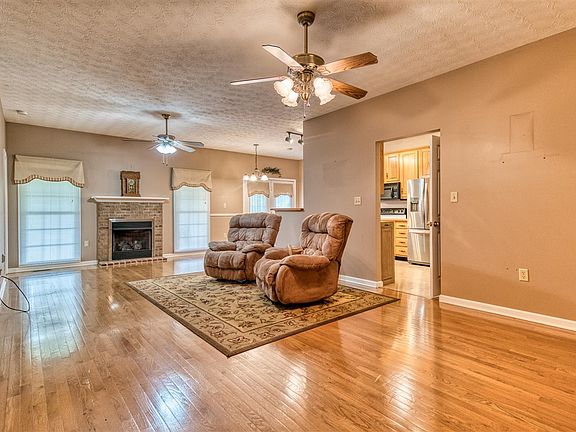 3rd image of 69 Woodlan Dr