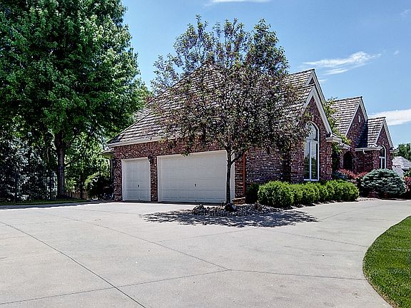 3rd image of 615 N 164th Cir