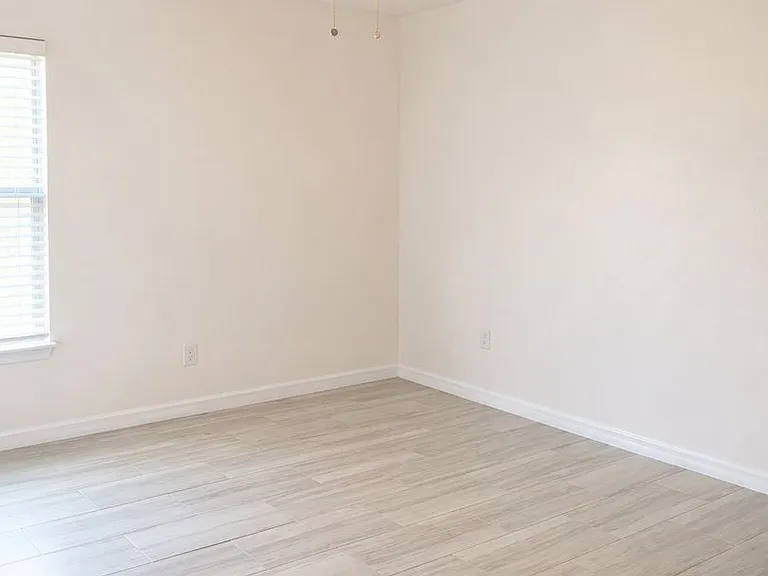 517 NE 24th Pl — Photo 13