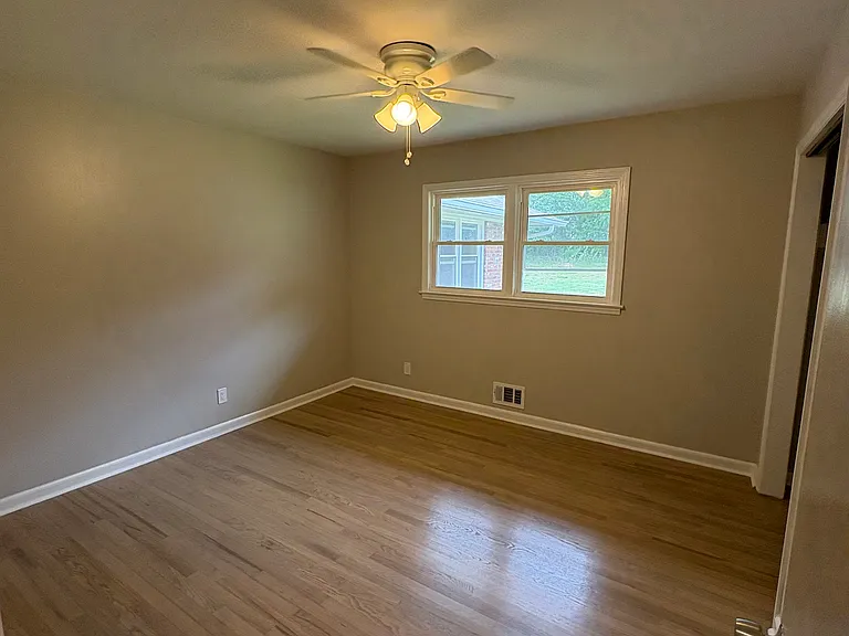 1262 Robert Ln — Photo 10