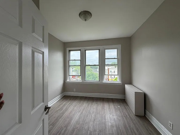 241 Duncan Ave #5 — Photo 4