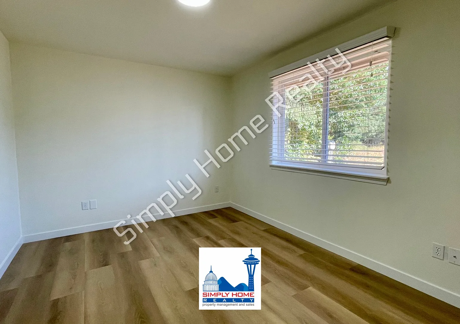 Move-In Ready Luxury Rental - Beautifully Renovated 3 Bedroom, 2 Bathroom Duplex In Quiet Cul-de-... — Photo 3