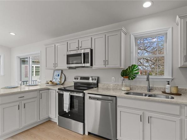 64 Burnside Ave #4, Narragansett, RI 02882