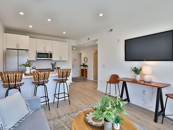 4th image of 231 W Johnson St Unit 308