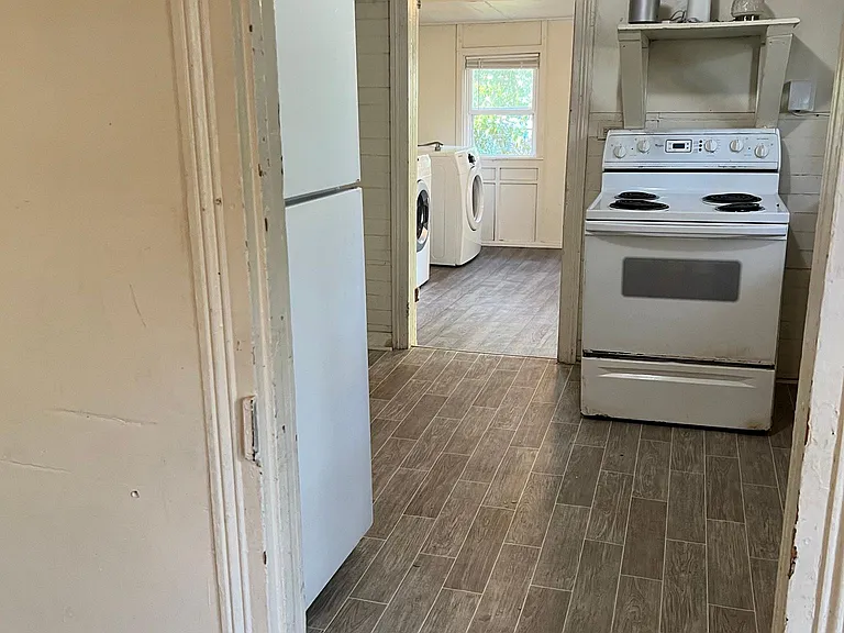 824 Barnwell Ave NE — Photo 2