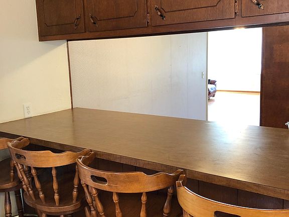 Breakfast bar between kitchen and family room