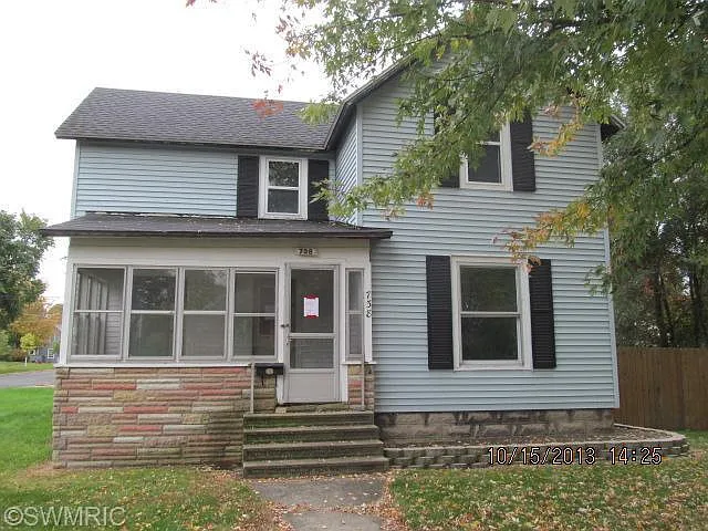 738 E Bond St photo 1