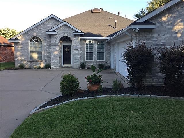 1st image of 2621 Crestwood Dr