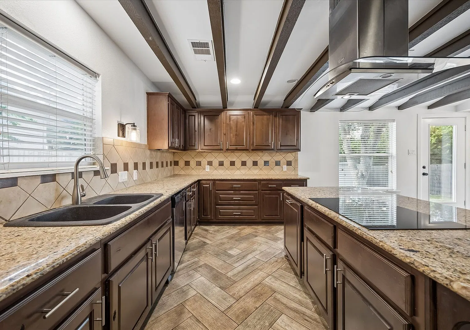 Beautiful 3/2 Bedroom House in University Hills - Available NOW — Photo 4